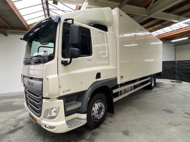 19 tonner met laadlift 50m3 Inqar Dallinga